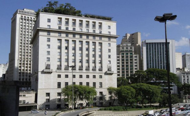 A Justiça do Trabalho proibiu o Sindicato Unificado dos Petroleiros de São Paulo de interromper o fornecimento de combustível para os serviços essenciais da prefeitura da capital, sob pena de multa diária de R$ 300 mil e bloqueio em conta-corrente