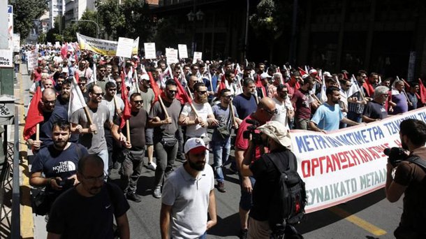 Trabalhadores gregos entraram em greve para protestar contra anos de apertos nas contas e uma nova leva de medidas de austeridade que entrarão em vigor depois que o terceiro pacote de resgate financeiro internacional do país expirar.; O governo, que implanta as mesmas políticas que destruíram o povo e a economia, está carregando as costas de trabalhadores e pensionistas com novas medidas insuportáveis", disseram as centrais sindcais em um comunicado