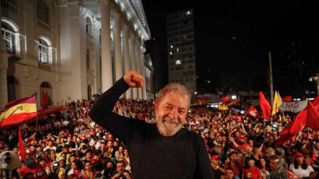 O embaixador Samuel Pinheiro Guimarães defende a liberdade imediata do ex-presidente Lula; "Somente Lula, com sua autêntica vivência e luta partidária, conhecimento do Brasil e de seus desafios, capacidade de diálogo e articulação, pode nos salvar deste abismo em que nos jogaram", diz, defendendo o nome do ex-chanceler Celso Amorim como vice; "Celso Amorim, com sua experiência de estadista e de negociador, sua honestidade e inteligência, sua capacidade de trabalho, sua lealdade, terá a melhor contribuição a dar à sua luta, que é a do povo brasileiro!"