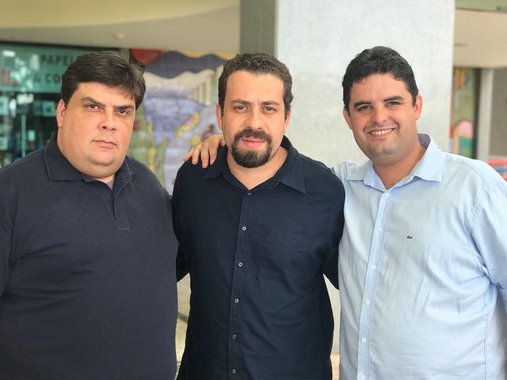 Os servidores públicos Professor Weslei Garcia e repórter cinematográfico Luiz Cláudio Cavalcante, pré-candidatos ao governo e a deputado estadual respectivamente, apresentam suas candidaturas ao Palácio das Esmeraldas e a Assembleia Legislativa; eles se definem como “Esquerda Raiz”; na defesa dos interesses dos trabalhadores e dos servidores públicos, ambos buscam espaços para apresentar suas propostas para as classes trabalhadores e para as minorias instaladas em Goiás