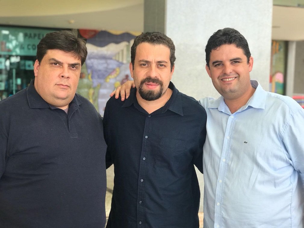 Os servidores públicos Professor Weslei Garcia e repórter cinematográfico Luiz Cláudio Cavalcante, pré-candidatos ao governo e a deputado estadual respectivamente, apresentam suas candidaturas ao Palácio das Esmeraldas e a Assembleia Legislativa; eles se definem como “Esquerda Raiz”; na defesa dos interesses dos trabalhadores e dos servidores públicos, ambos buscam espaços para apresentar suas propostas para as classes trabalhadores e para as minorias instaladas em Goiás