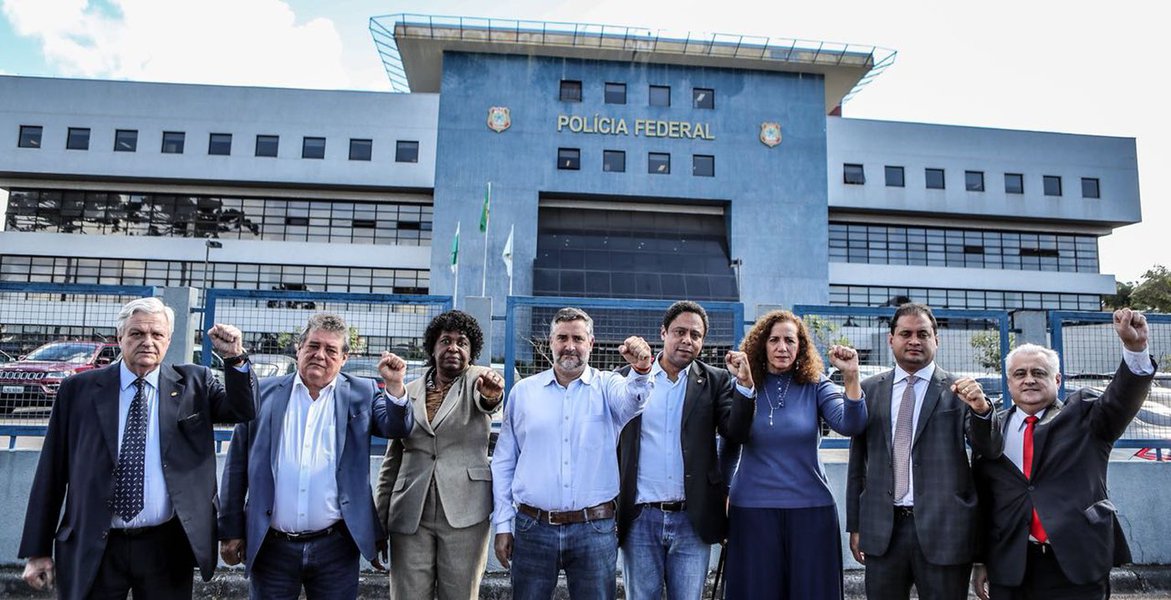 Membros da Comissão de Direitos Humanos da Câmara dos Deputados foram nesta terça-feira 29 na Superintendência da Polícia Federal em Curitiba com o objetivo de inspecionar as instalações onde Lula está preso, além de "levar sua solidariedade ao presidente Lula"