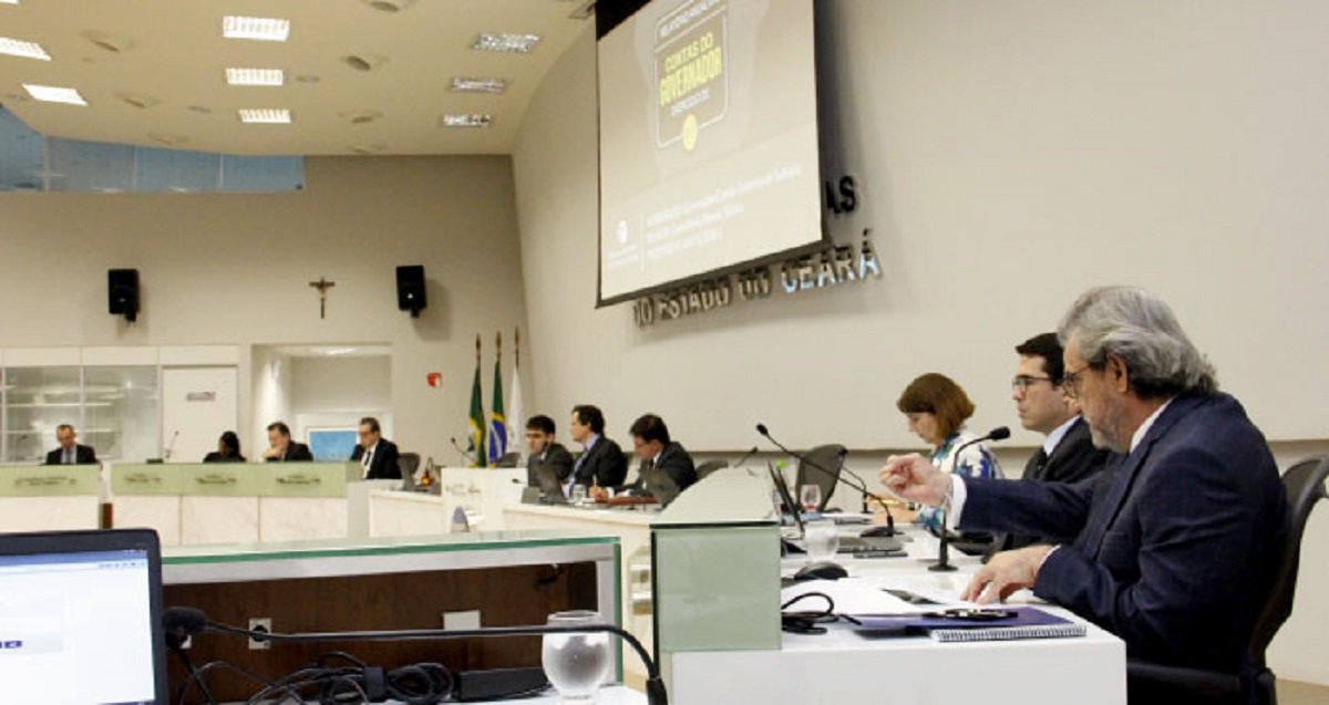 O Tribunal de Contas do Estado do Ceará emitiu parecer favorável aprovando com ressalvas as contas de 2017 do governador Camilo Santana. No total, foram 57 recomendações apresentadas pela Comissão Técnica, Ministério Público de Contas e dois conselheiros. O parecer do TCE será encaminhado à Assembleia Legislativa, responsável pelo julgamento das contas