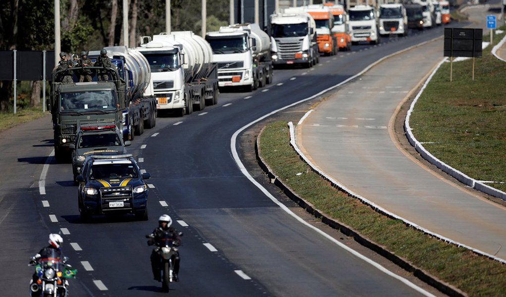 Veículos do Exército escoltam caminhões-tanque em Brasília 28/05/2018 REUTERS/Ueslei Marcelino