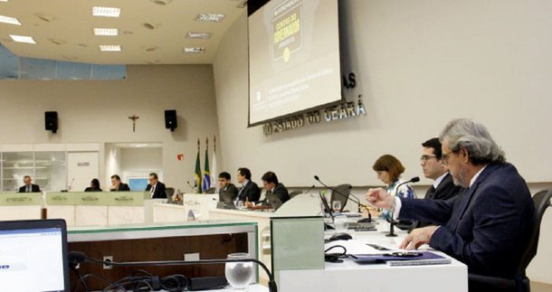 O Tribunal de Contas do Estado do Ceará emitiu parecer favorável aprovando com ressalvas as contas de 2017 do governador Camilo Santana. No total, foram 57 recomendações apresentadas pela Comissão Técnica, Ministério Público de Contas e dois conselheiros. O parecer do TCE será encaminhado à Assembleia Legislativa, responsável pelo julgamento das contas