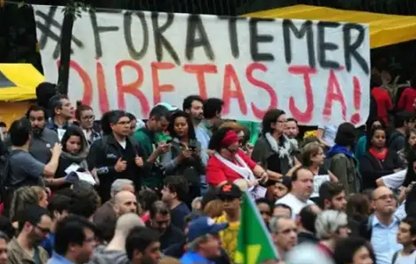 "Nem as elites que puseram o miserável no poder o aguentam mais; a disputa agora é sobre como será a saída do governo Temer. As elites tramam novos golpes como o parlamentarismo e uma eleição sem Lula", afirma o jornalista e colunista do 247 Mauro Lopes; "a saída democrática com eleições livres e antecipadas depende dos debaixo", diz ele 