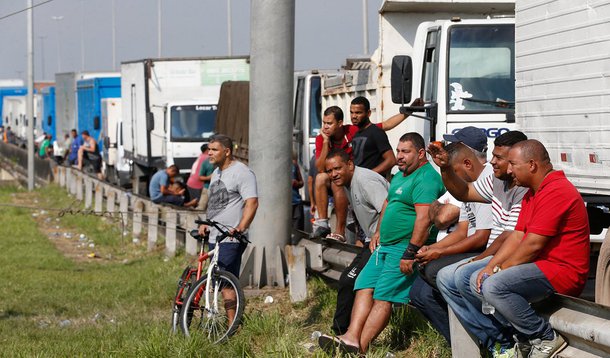 Estimativa divulgada pela Federação das Indústrias do Rio Grande do Sul (FIERGS) é de que a mobilização dos caminhoneiros gerou, até agora, prejuízo aproximado de R$ 1,6 bilhão; todos os ramos da indústria gaúcha foram atingidos, especialmente os segmentos de bens perecíveis