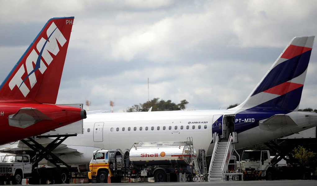 Avião é abastecido no aeroporto internacional de Brasília 25/05/2018 REUTERS/Ueslei Marcelino