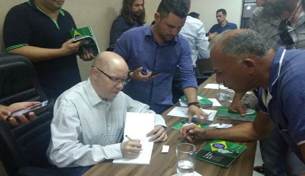 Depois de recuperar os direitos políticos no Supremo Tribunal Federal, ex-senador e procurador de Justiça Demóstenes Torres, lançou sua pré-candidatura ao Senado pelo PTB e está promovendo todos os dias eventos para autografar o seu novo livro "1ª Vítima de Fake News"; agenda em Goiânia e no interior do estado é intensa: começa nas primeiras horas do dia e se estende até tarde da noite; Demóstenes afirma que foi a primeira vítima de fake news e explica em detalhes como a "banda podre da política armou sua cassação"; petebista vislumbra a segunda vaga para o Senado na base e sua principal rival é a senadora Lúcia Vânia