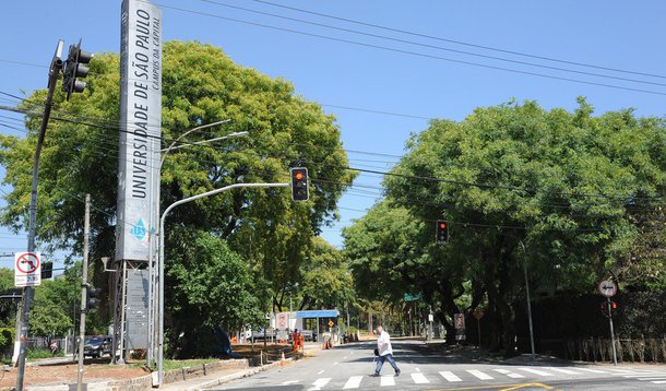 Fachada da Universidade de São Paulo.