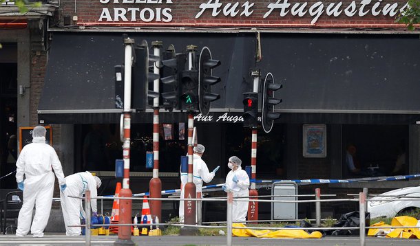 O homem que matou três pessoas em um tiroteio na cidade de Liège, na Bélgica, gritou "Alá é grande" antes de ser morto pelas forças de segurança; suspeito foi morto depois de fazer uma mulher de refém; vítimas do tiroteio são dois policiais e o passageiro de um carro; Promotoria Federal da Bélgica investiga o tiroteio como suposto caso de terrorismo