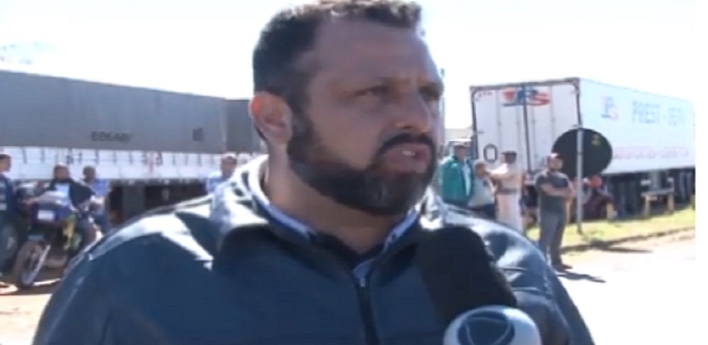 Líder dos caminhoneiros grevistas em Goiás, Wallace Landim, conhecido como Chorão, é filiado a partido político e apoia a candidatura do senador Ronaldo Caiado (DEM) ao governo do Estado, revela reportagem especial da Rádio CBN Brasil sobre os interesses políticos e empresariais que estão por trás da paralisação da categoria