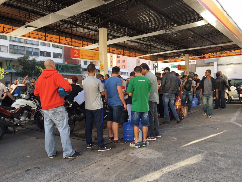 São Paulo SP 29 05 2018 Posto na avenida Rio Branco centro da capital Paulista filas com todo o tipo de reservatorios perigosos para transportes de combustivel inflamavel Foto Paulo Pinto Fotos Publicas