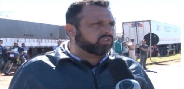 Líder dos caminhoneiros grevistas em Goiás, Wallace Landim, conhecido como Chorão, é filiado a partido político e apoia a candidatura do senador Ronaldo Caiado (DEM) ao governo do Estado, revela reportagem especial da Rádio CBN Brasil sobre os interesses políticos e empresariais que estão por trás da paralisação da categoria