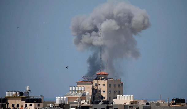 Fumaça é vista em Gaza após ataque áereo de Israel 29/05/2018 REUTERS/Suhaib Salem