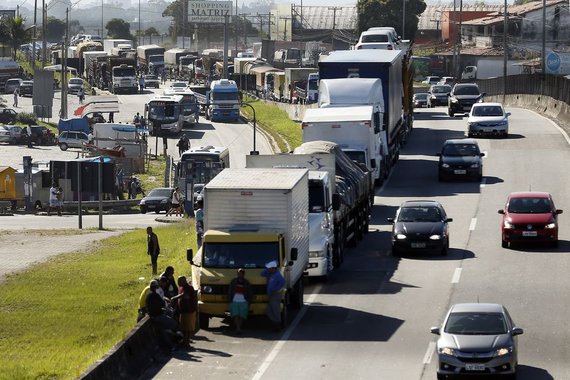 "Os grevistas já conseguiram, em parte, o que pretendiam: Temer chamou o Exército. Contra eles, está certo, mas, de repente, de tanto serem chamados para resolver pepinos os generais poderão dizer: espera aí, em vez de vocês nos chamarem de quinze em quinze minutos para resolver os pepinos que vocês criam, que tal entregar o poder para nós de uma vez?", diz o colunista Alex Solnik