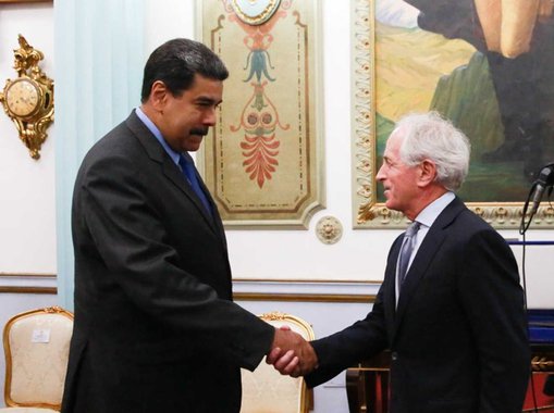 O presidente venezuelano, Nicolás Maduro, manteve nesta sexta-feira (25), uma intensa jornada de reuniões no marco da sua orientação de promover "o diálogo fecundo, profundo e produtivo", disse o ministro para a Comunicação e Informação, Jorge Rodríguez, ao fazer o balanço das atividades. Na foto, o mandatário cumprimenta o senador republicano estadunidense, Bob Corker