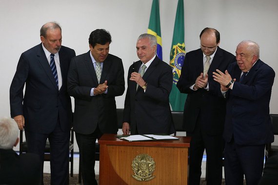 Brasília - O presidente Michel Temer sanciona o Projeto de Lei que cria a Universidade Federal do Delta do Parnaíba e a Universidade Federal do Agreste de Pernambuco (Valter Campanato/Agência Brasil)