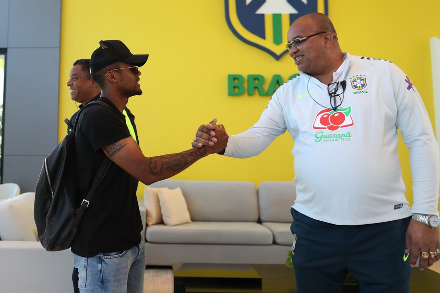Douglas Costa se apresenta à Seleção Brasileira na Granja Comary, em Teresópolis.