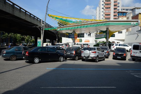 O governo propôs a caminhoneiros, que nesta quinta-feira completam o quarto dia de paralisações no país, bancar uma redução de 10% no preço do diesel por 30 dias para tentar colocar fim ao movimento que gera desabastecimento em várias cidades, disse o deputado federal Osmar Terra (MDB-RS), que estava presente em reunião do governo do presidente Michel Temer com caminhoneiros no Planalto; aumentos passarão a ser a cada 30 dias e não mais diariamente