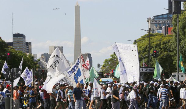 Professores argentinos conseguiram a adesão de trabalhadores de várias categorias e promovem hoje (23) um protesto nas principais avenidas de Buenos Aires. Os professores protestam contra a lei da paridade etária e mudanças no financiamento educativo; professores reivindicam a abertura da discussão que estabelece um piso salarial único para todas as regiões da Argentina e o investimento mínimo de 16% em financiamento no ensino. De acordo com eles, não há avanços nos dois temas
