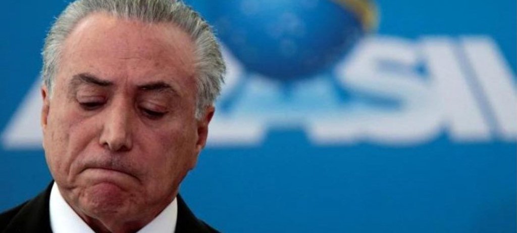 Já imaginaram se Temer renovasse o contrato com o Demônio, e vivesse sem parar como fez a Sra. Mirtha Legrand na Argentina? Na parte traseira de nossos sofridos pescoços, tatuaria o terrível guarda: Temer fica