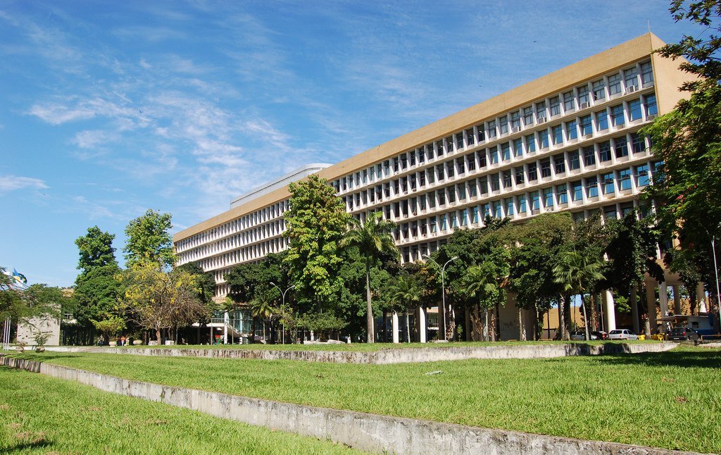 Todas as universidades federais no Rio de Janeiro e também a Universidade do Estado do Rio de Janeiro (Uerj) decidiram não funcionar nesta segunda-feira (28), por conta dos reflexos da greve dos caminhoneiros; a falta de combustíveis está causando impacto direto na mobilidade urbana, na segurança e no funcionamento das instituições