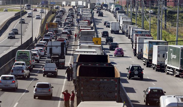 Caminhoneiros fazem paralização na BR 101, Niterói-Manilha, na altura de Itaboraí, no Rio de Janeiro.