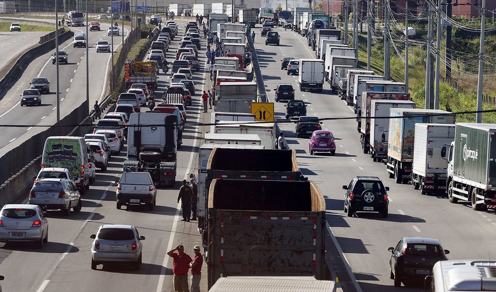 Caminhoneiros fazem paralização na BR 101, Niterói-Manilha, na altura de Itaboraí, no Rio de Janeiro.