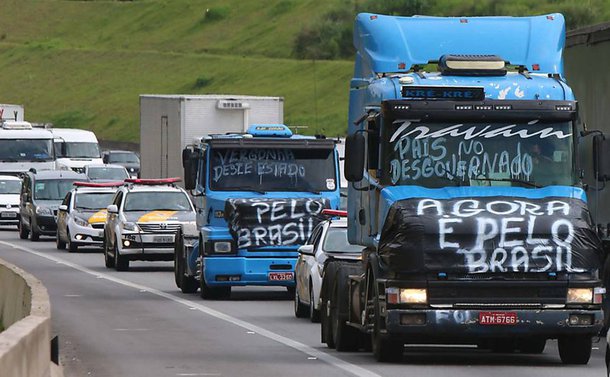 Em estado de emergência, capital paulista pode ter feriado na segunda (28) decretado pelo prefeito Bruno Covas; Comitê de Gerenciamento de Crise da Prefeitura informou neste sábado que estoque de combustível para serviços essenciais da cidade como transporte coletivo e GCM deve durar até a segunda; no entanto, para os serviços de coleta de lixo e funerário há combustível apenas até domingo à noite; decisão será tomada amanhã