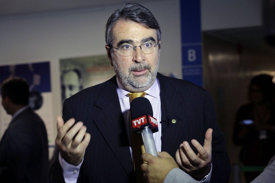De acordo com o deputado federal Henrique Fontana (PT-RS), "no governo Anti nacional de Temer a Petrobrás vende para as grandes multinacionais o petróleo do campo de Carcará pela bagatela de US$ 2 e para os brasileiros gasolina, diesel e gás nos maiores preços do mundo"; "Gestão Shell não serve"