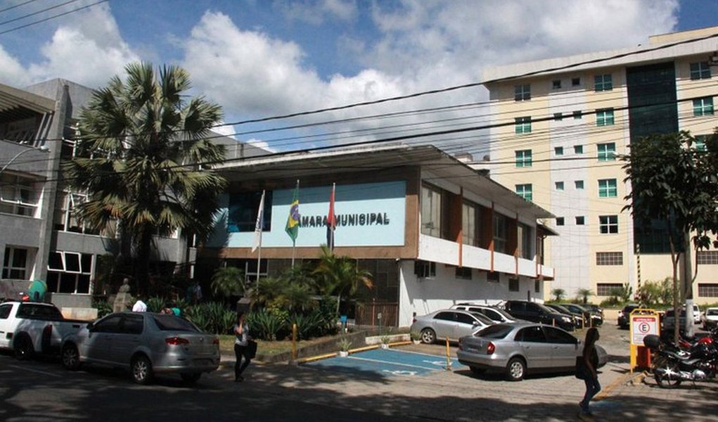 Operação do MP-RJ e da Polícia Civil prendeu metade dos integrantes da Câmara de Vereadores de Teresópolis, no Rio; eles são suspeitos de associação criminosa para a prática dos crimes de concussão e peculato; investigação diz que ficou comprovado que os vereadores se uniram para exigir indicação de empresas a serem contratadas para realização dos serviços de iluminação pública, serviços cemiteriais, estacionamento rotativo pago e saneamento básico