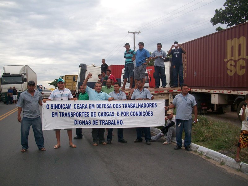Vários trechos de rodovias do Ceará continuam interditadas pelos caminhoneiros. De acordo com a Polícia Rodoviária Federal (PRF), 10 trechos estão fechados no estado. A greve entra hoje em seu quarto dia e deve prosseguir, pelo menos, até sexta-feira. A greve atinge diretamente a economia e o desabastecimento já ameaça vários setores, entre eles, os postos de gasolina, que na noite de ontem, registraram filas nas bombas. Também na Centrais de Abastecimento do Ceará S.A (Ceasa/CE), os preços de frutas e verduras dispararam  e os supermercados já começam a sofrer com a falta de alguns produtos