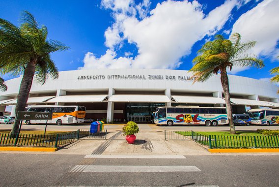 O sexto dia de greve dos caminhoneiros já começou afetar a aviação civil; nesta sexta-feira (25) a empresa Azul anunciou o cancelamento de 8 vôos, entre eles, um que partiria de Maceió com chegada em Recife; desabastecimento de combustível no aeroporto seria o principal motivo para o cancelamento; Azul diz que alguns serviços foram suspensos temporariamente e os passageiros afetados pela greve podem realizar a remarcação do bilhete para voar até 31 de maio