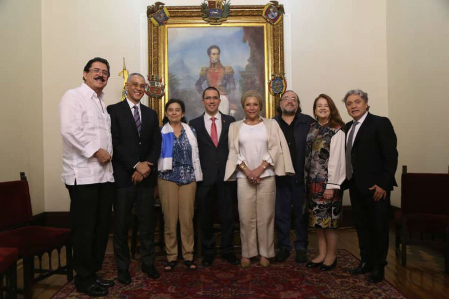 Durante a segunda-feira (21), o chanceler venezuelano Jorge Arreaza, reuniu-se com grupos por continente das delegações de acompanhantes internacionais do processo eleitoral venezuelano. No encontro com os representantes da América Latina, ressaltou-se a importância de resistir e preservar a paz na Venezuela e na região