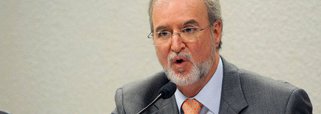 “Embora a prisão de Azeredo estivesse precificada, sua concretização foi recebida como tragédia no PSDB”, informa Daniela Lima, na coluna Painel; “Tucanos da bancada mineira no Congresso adotaram discurso semelhante ao que o PT tem feito em relação a Lula, mas só no anonimato. Os aliados disseram que Azeredo foi vítima de um julgamento político e que a pena de 20 anos é exagerada, compatível à de um assassino. É consenso no partido que a fatura mais cara será cobrada de Alckmin”