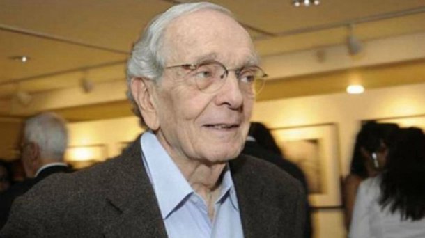O corpo do jornalista Alberto Dines, um dos mais importantes profissionais da imprensa brasileira, foi enterrado no Cemitério Israelita de Embu das Artes, região metropolitana de São Paulo; Dines morreu aos 86 anos em decorrência de uma gripe que evolui para pneumonia e faleceu devido a problemas respiratórios