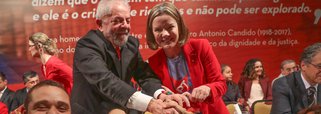 "Pesquisa da Ipsos publicada hj, discretamente, pelo Estadão mostra q Lula é o candidato com menor taxa de desaprovação e maior de aprovação. Aliás, maior q a de seu algoz Sérgio Moro! A aprovação de Lula cresceu após prisão. E tem os q querem q abandonemos a candidatura de Lula", diz a presidente nacional do PT, Gleisi Hoffmann