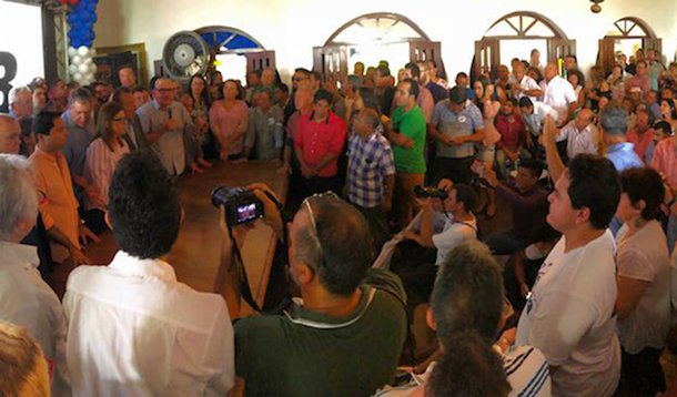 A ex-governadora Roseana Sarney (MDB) reuniu em sua residência ex-prefeitos, ex-deputados e ex-vereadores para anunciar sua pré-candidatura ao Palácio dos Leões; sem a presença de presidentes de partidos e sem lideranças de peso, a reunião não teve nenhuma nova adesão ou anúncio que poderia dar um gás ao projeto político do clã dos Sarney; reunião aglutinou pessoas que perderam espaço no governo