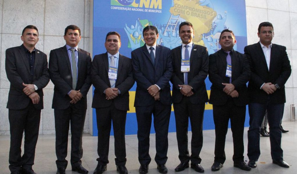 Em Brasília, onde participou da Marcha dos Prefeitos, o governador Wellington Dias disse que o evento serve para cobrar ações do governo federal; para ele, marcha tem conseguido vitorias relacionadas a temas como educação e saúde e que a expectativa é também aumentar o FPM;  “Estamos aqui discutindo os temas do momento e eu, como governador, venho somar às lutas e tratar do conjunto de parcerias que fazemos com os 224 municípios piauienses