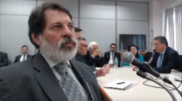 Depois que o TRF4 negou os embargos de declaração do ex-tesoureiro do PT Delúbio Soares, Sérgio Moro decretou nesta noite sua prisão; Delúbio foi condenado em segunda instância na Lava Jato a 6 anos de prisão; Moro também autorizou que ele seja transferido ao Complexo Médico Penal, presídio na região metropolitana de Curitiba