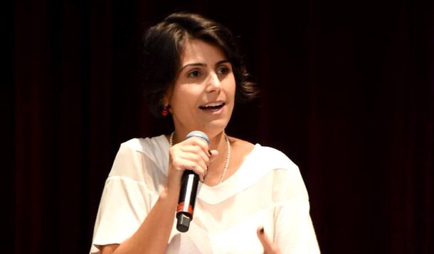  Em entrevista ao jornal gaúcho Zero Hora, a pré-candidata à Presidência da República, Manuela D'Ávila, reafirmou a defesa do papel do estado na retomada do desenvolvimento; "Acredito que o Estado tem papel central na retomada do crescimento da economia brasileira. Já desafiei os liberais a mostrarem qual nação se desenvolveu com o Estado prescindindo do seu papel de condutor do desenvolvimento nacional. Desconheço", enfatizou Manuela