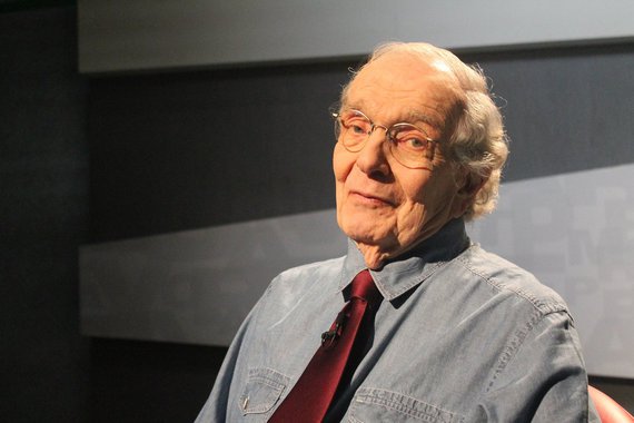 Morreu aos 86 anos na manhã desta terça (22) um dos maiores nomes do jornalismo brasileiro, Alberto Dines; ele estava internado há dez dias no Hospital Albert Einstein, em São Paulo; o velório deve ocorrer em São Paulo; além de atuante por décadas em alguns dos principais veículos de comunicação do país, Dines foi o fundador do Observatório da Imprensa, em 1996, que se tornou uma referência crítica do jornalismo brasileiro