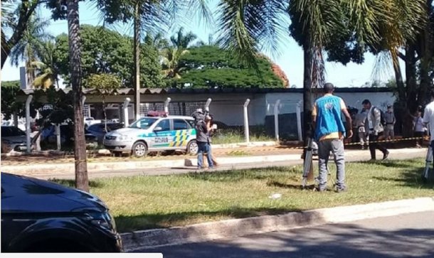 "O incêndio ocorreu em um alojamento do Centro de Internação que culminou com a morte de nove adolescentes infratores e um ferido, que foi levado para o Hugol. O fogo foi provocado pelos internos, que estavam no alojamento. A Superintendência de Polícia Técnico-Científica, por seus peritos compareceu imediatamente no local. As primeiras providências possíveis para combater o foco de incêndio foram tomadas de imediato pelos agentes socioeduativos da unidade, que conseguiram evitar um dano ainda maior", diz a nota divulgada pelo governo de Goiás