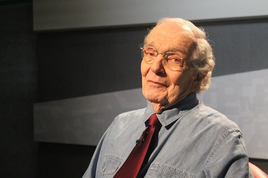Morreu aos 86 anos na manhã desta terça (22) um dos maiores nomes do jornalismo brasileiro, Alberto Dines; ele estava internado há dez dias no Hospital Albert Einstein, em São Paulo; o velório deve ocorrer em São Paulo; além de atuante por décadas em alguns dos principais veículos de comunicação do país, Dines foi o fundador do Observatório da Imprensa, em 1996, que se tornou uma referência crítica do jornalismo brasileiro