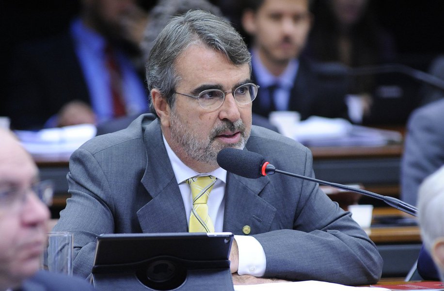 O deputado federal Henrique Fontana (PT-RS) criticou o governo de Michel Temer por causa do fim do Fundo Soberano, criado em 2008 no governo Lula como uma espécie de "poupança"; "Fim do Fundo soberano pensado p/garantir educação e saúde das futuras gerações é mais um ataque do golpe contra a nossa soberania. Temer e golpistas seguem atacando conquistas dos brasileiros. Mais um crime de lesa pátria q rouba parte do nosso futuro e do nosso projeto de nação"