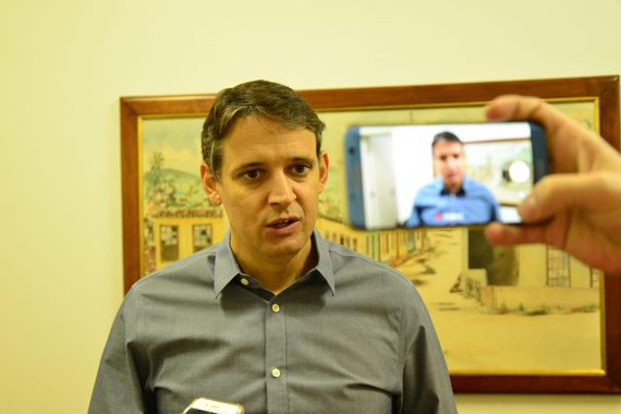 O deputado federal Thiago Peixoto (PSD-GO) exaltou o empenho do governador José Eliton (PSDB-GO) para atender as demandas dos municípios goianos; parlamentar destacou que o governador tem se dedicado, desde o primeiro dia da gestão, ao diálogo com todos os prefeitos; “Essa é a marca do governador José Eliton”, afirmou; deputado foi recebido em audiência pelo governador, no Palácio das Esmeraldas, junto com os prefeitos de Silvânia, José da Silva Faleiro, e de Pontalina, Milton Ricardo