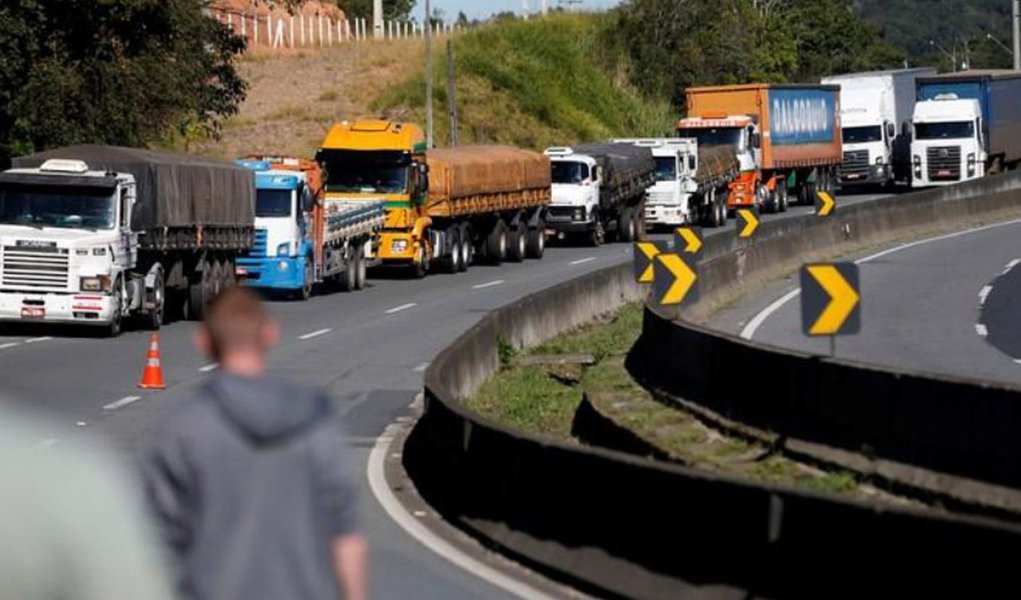 Presidente da entidade que organiza o movimento dos caminhoneiros autônomos do país, Abcam, José da Fonseca Lopes, afirmou que a redução da Cide não é suficiente; "Isso não resolve o problema, a gente quer ser ouvido. Queremos que os tributos no óleo diesel sejam zerados. A Cide representa 1 por cento dos tributos que incidem no combustível", disse Lopes em resposta a questionamento sobre a possibilidade da paralisação dos caminhoneiros ser suspensa após o anúncio de Maia
