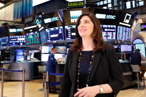 Engenheira industrial por formação, Stacey Cunningham, de 43 anos, será a primeira mulher em 226 anos a presidir a Bolsa de Valores de Nova York – cuja sigla em inglês é Nyse; como 67º presidente, Stacey Cunningham deixa a diretoria de Operações da Bolsa e assume no lugar de Tom Farley; a promoção será efetiva na próxima sexta-feira (25)