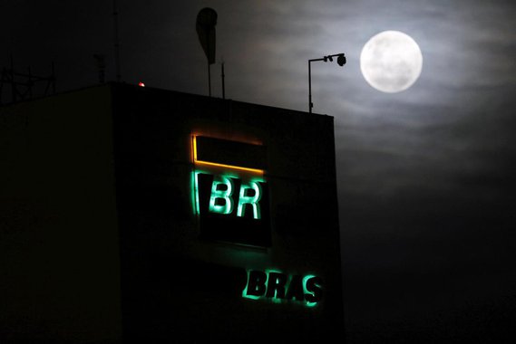 O tom negativo prevalecia na bolsa brasileira nesta quinta-feira, com as ações da Petrobras despencando mais de 10%, em meio a preocupações sobre a influência política na empresa, após a estatal reduzir o preço do diesel em razão dos protestos dos caminhoneiros; às 12:16, o Ibovespa caía 1,64%, a 79.542 pontos
